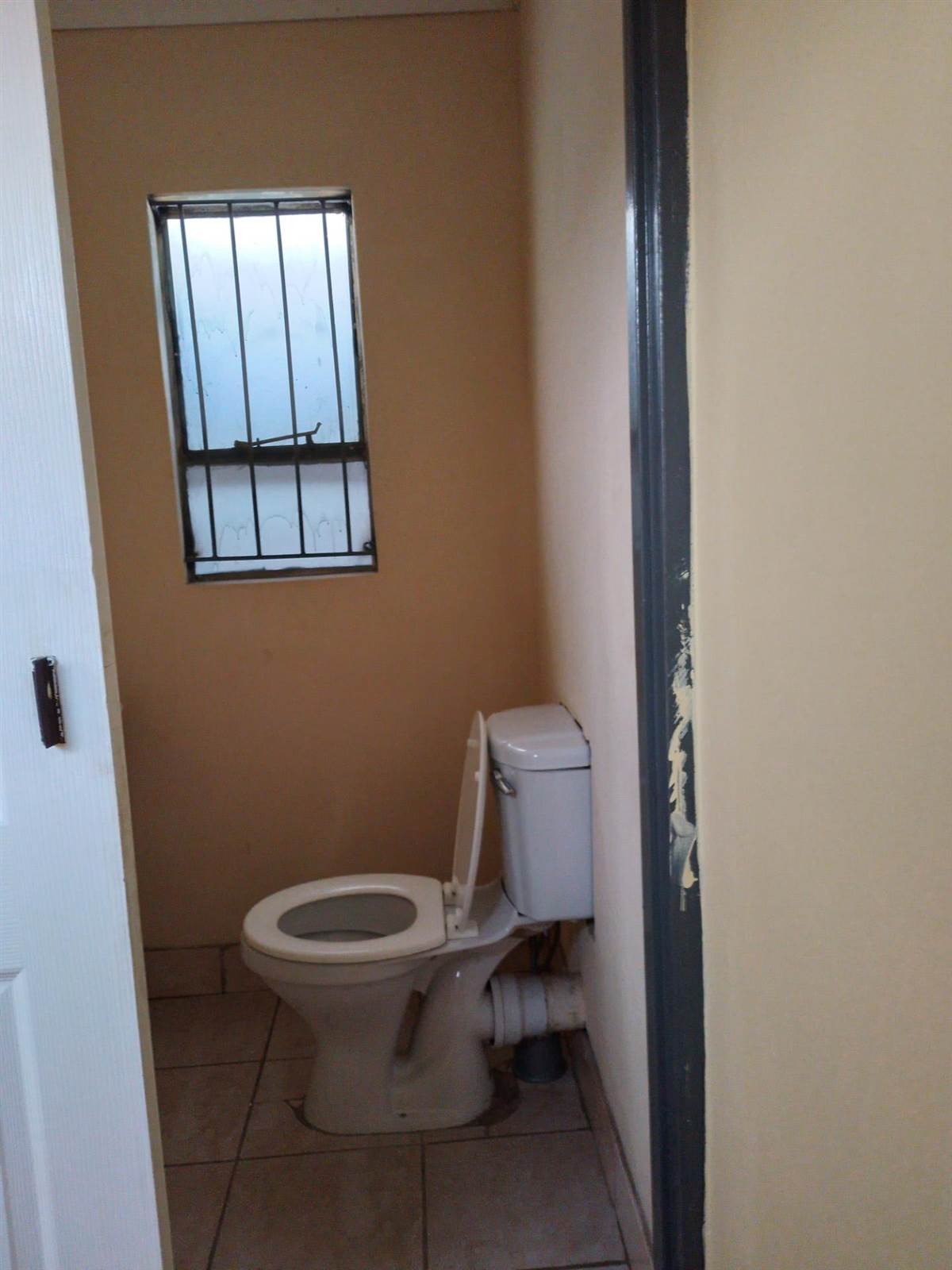 Bachelor apartment in Fourways photo number 4