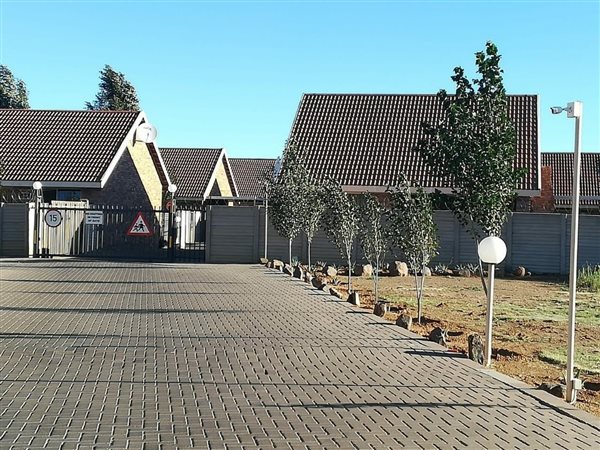 2 Bed Townhouse in Roodewal and surrounds