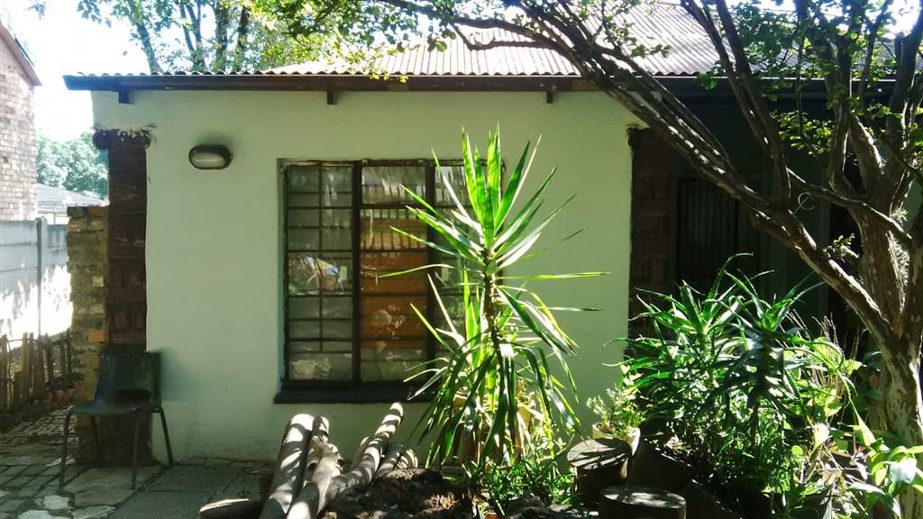 10 Bed House in Turffontein photo number 2