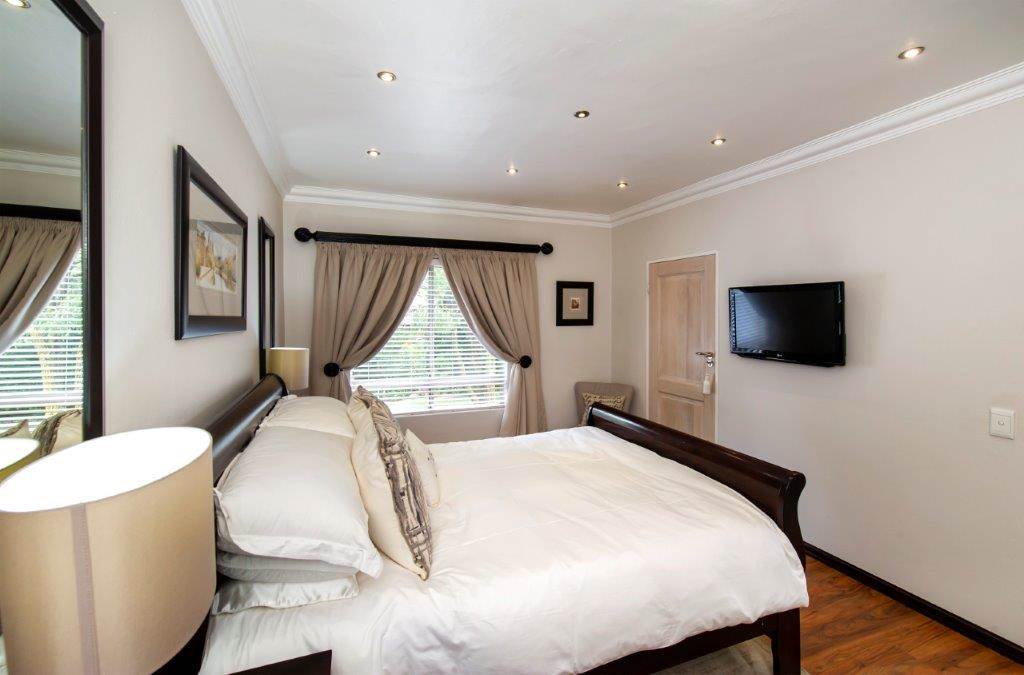 7 Bed House in Bedfordview photo number 16