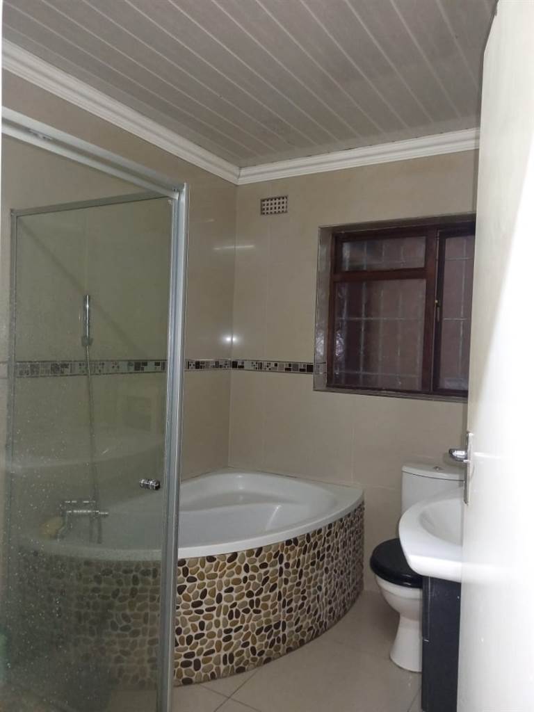2 Bed House in Mitchells Plain Central photo number 9