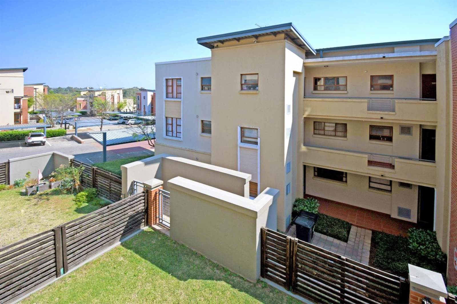 1 Bed Apartment in Douglasdale photo number 1