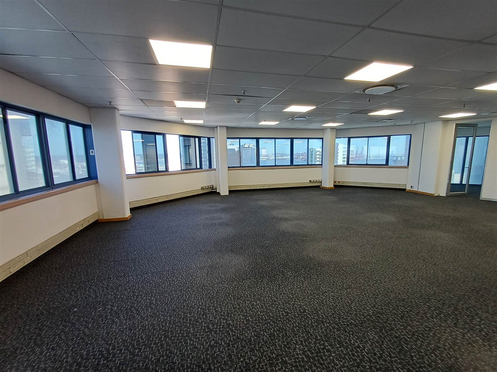 251  m² Commercial space in Durban CBD photo number 3