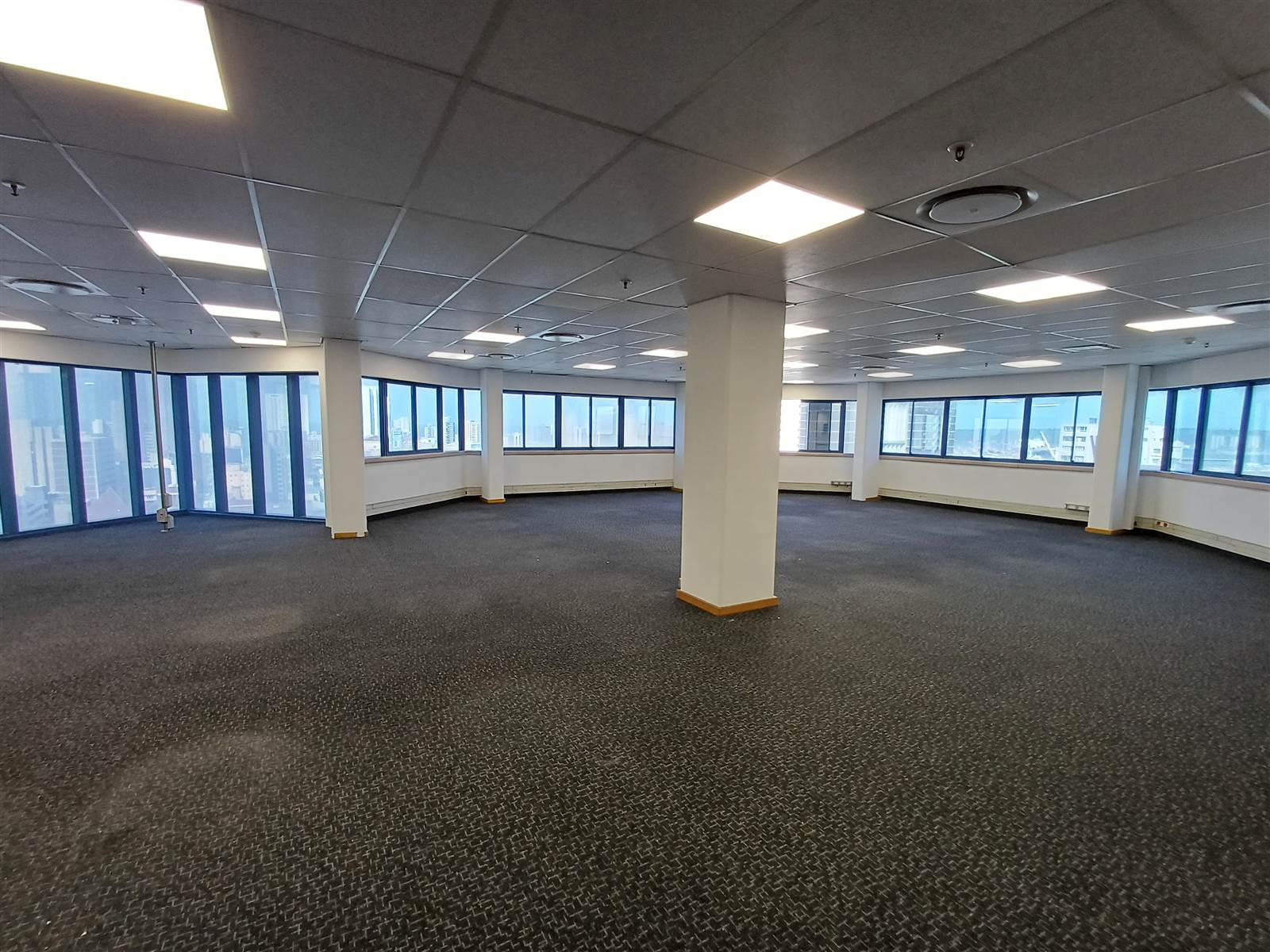 251  m² Commercial space in Durban CBD photo number 2