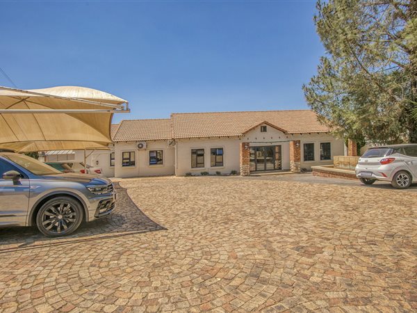 260  m² Commercial space in Fourways