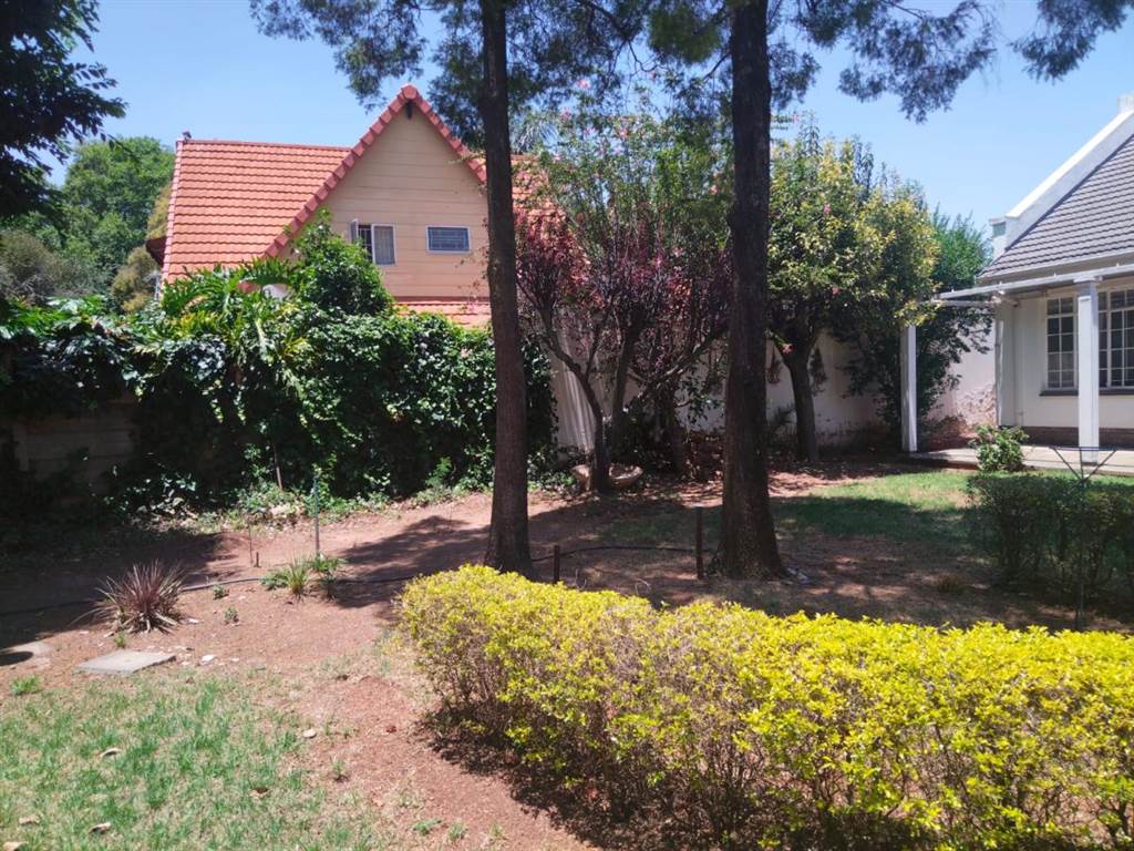 4 Bed House in Glen Marais photo number 2