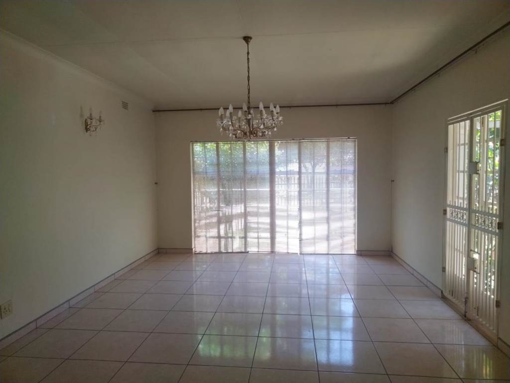 4 Bed House in Glen Marais photo number 17