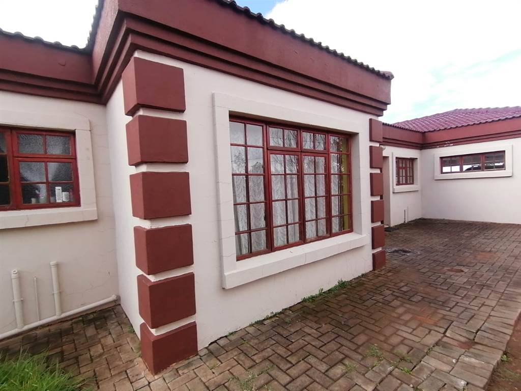 4 Bed House in Thaba Nchu photo number 2