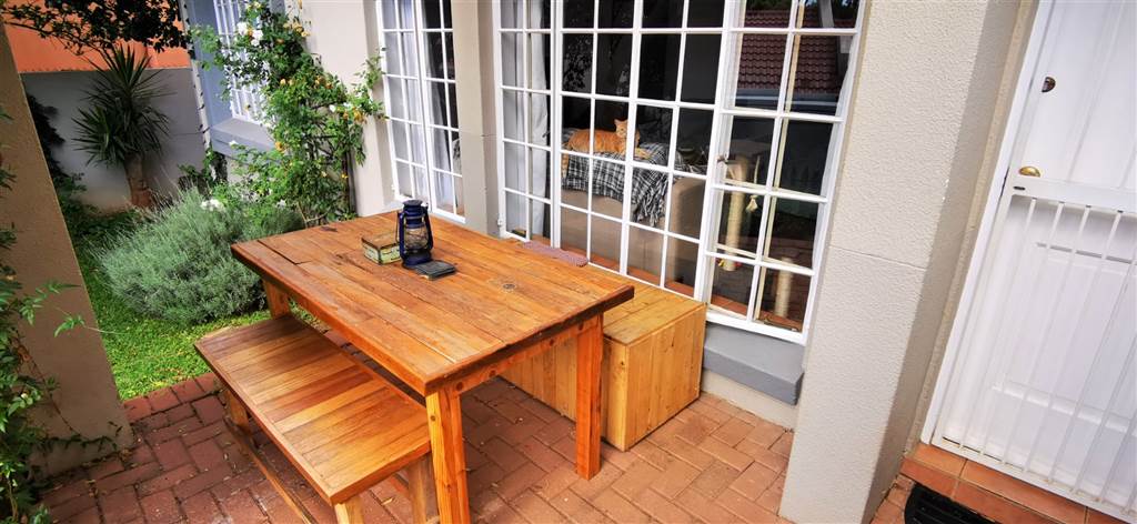 2 Bed Townhouse in Douglasdale photo number 11
