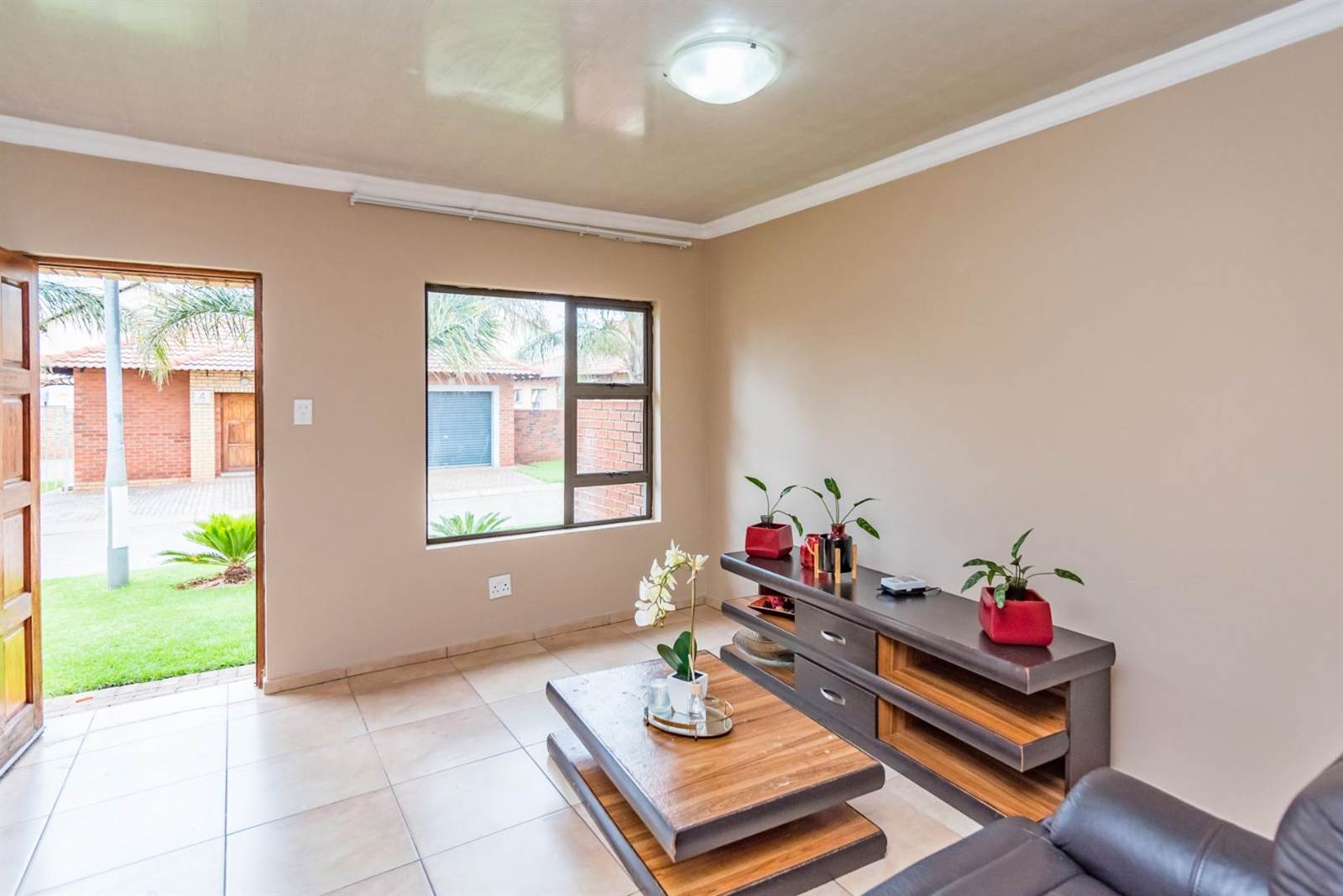 2 Bed Townhouse in Grobler Park photo number 9