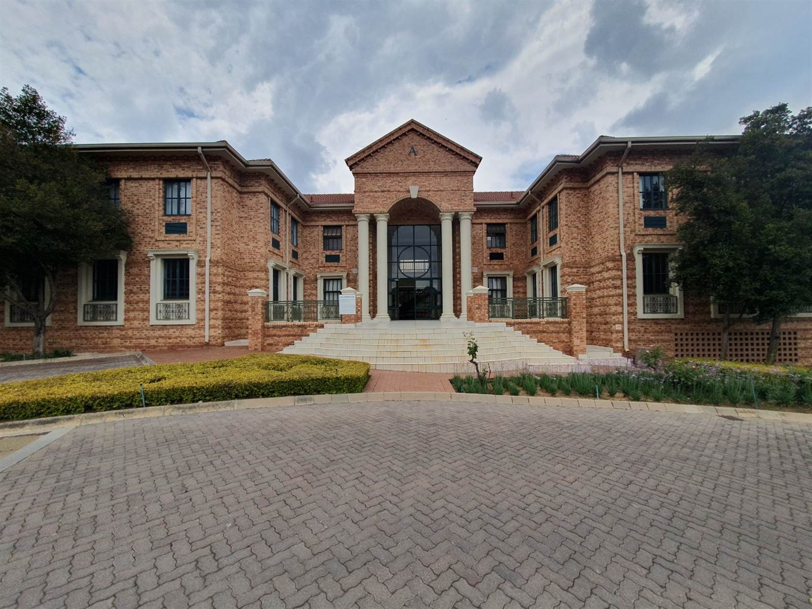 195  m² Commercial space in Bryanston photo number 1