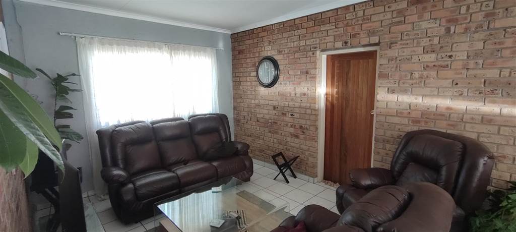 3 Bed Townhouse in Wilkoppies photo number 9
