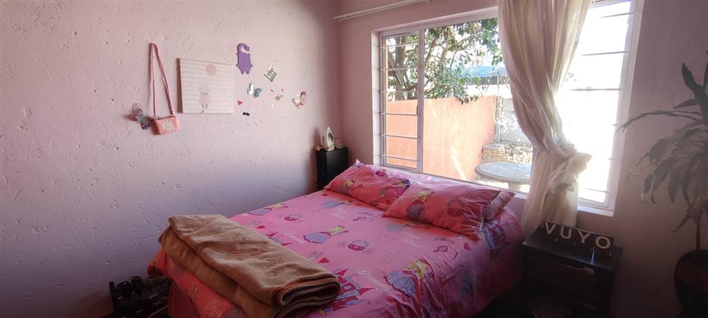 3 Bed Townhouse in Wilkoppies photo number 8