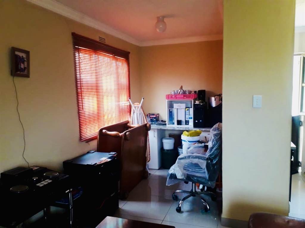 3 Bed House in Umlazi photo number 6