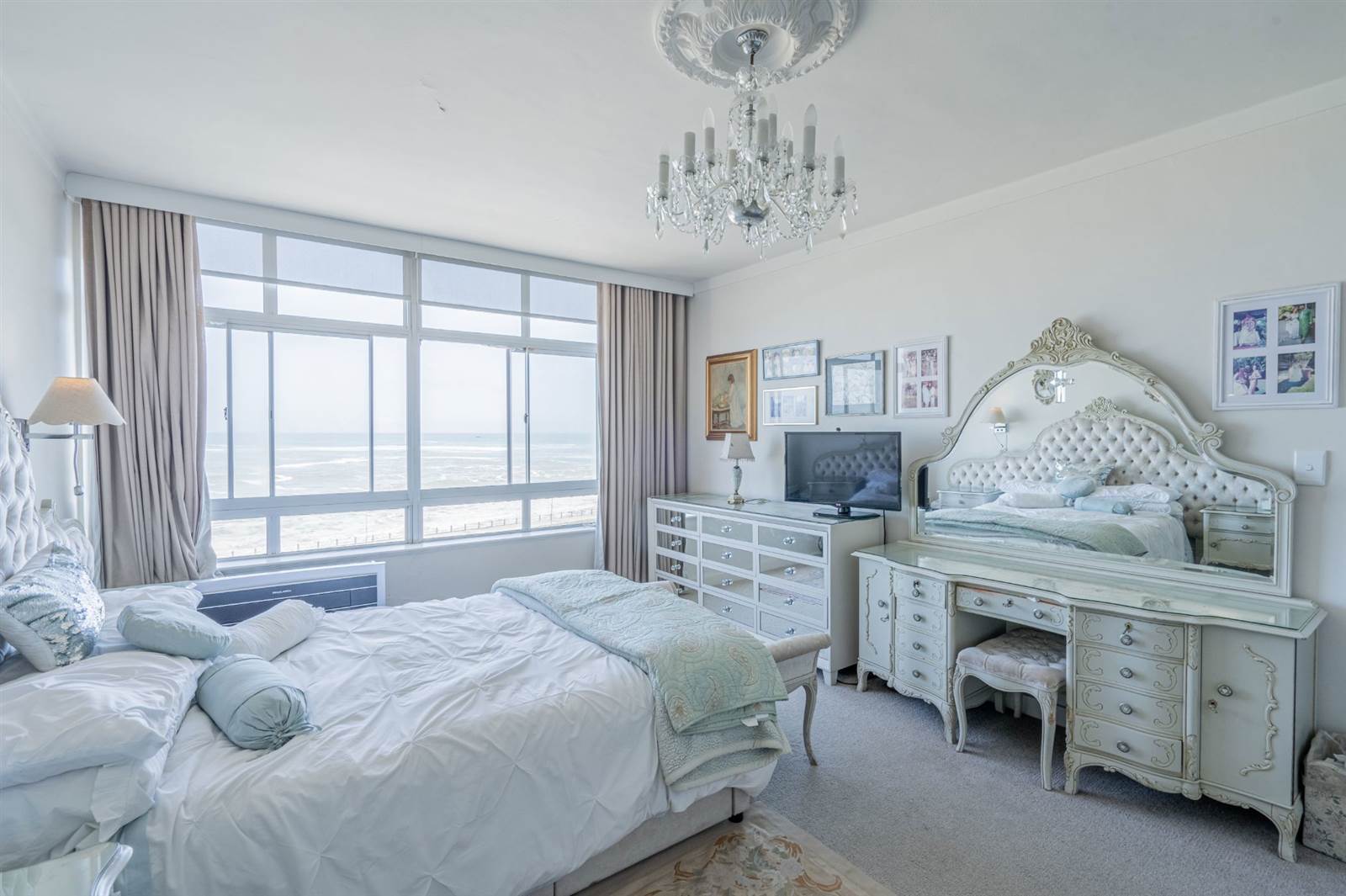 1 Bed Apartment in Mouille Point photo number 10