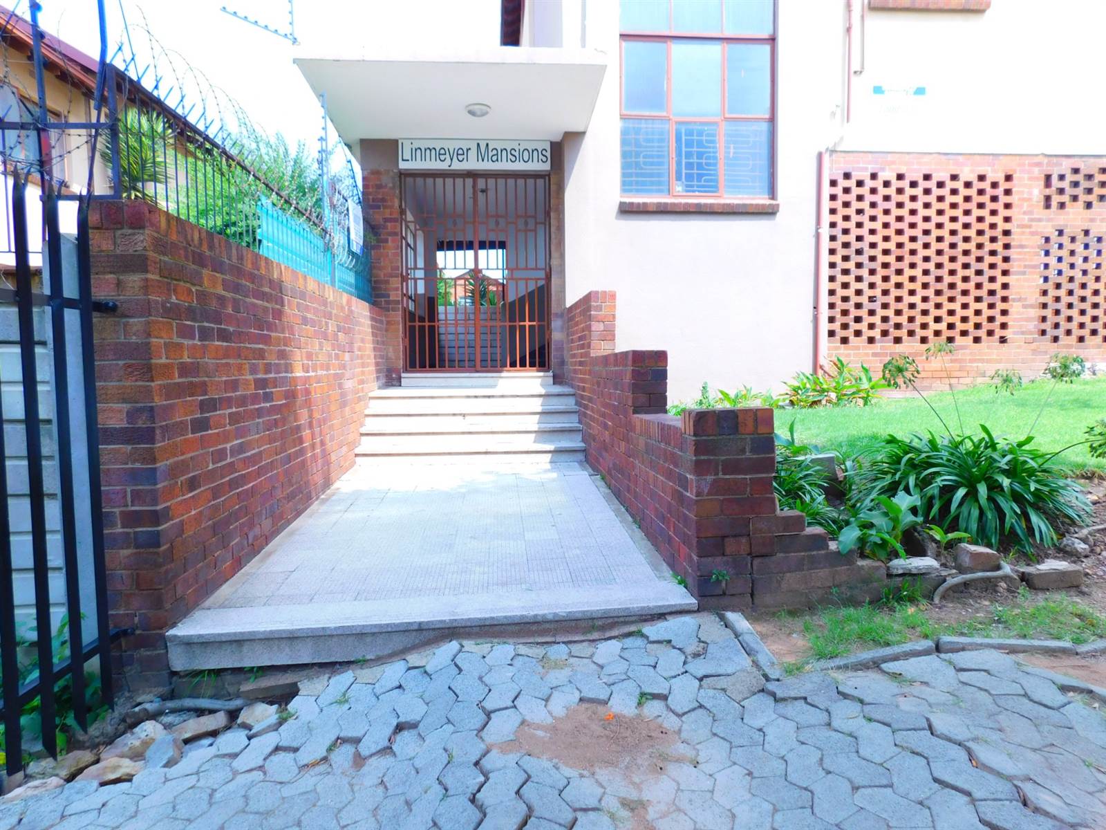 2 Bed Apartment in Rosettenville photo number 7