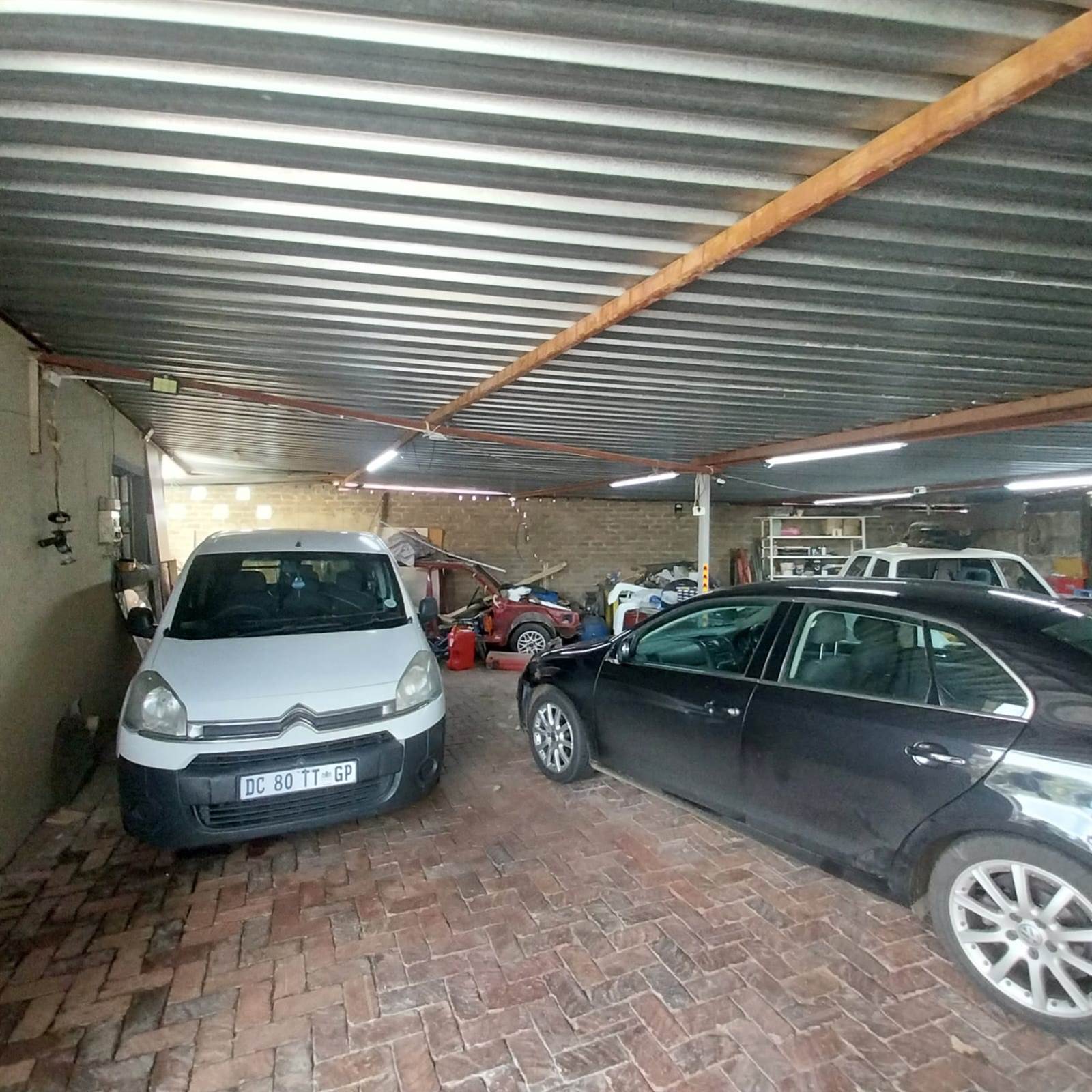 2 Bed House in Johannesburg Central and CBD photo number 8
