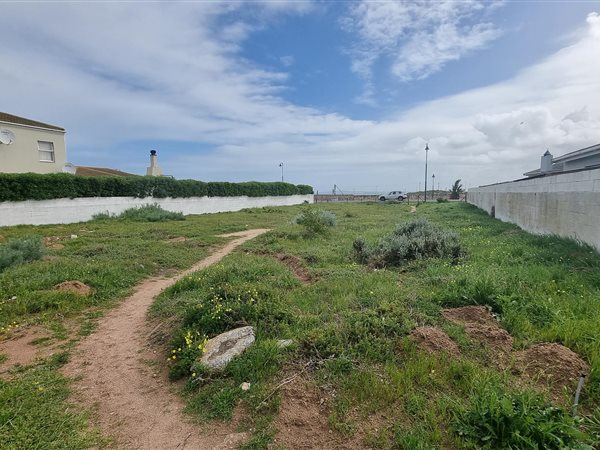 932 m² Land available in Country Club