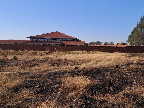 1 604 m² Land