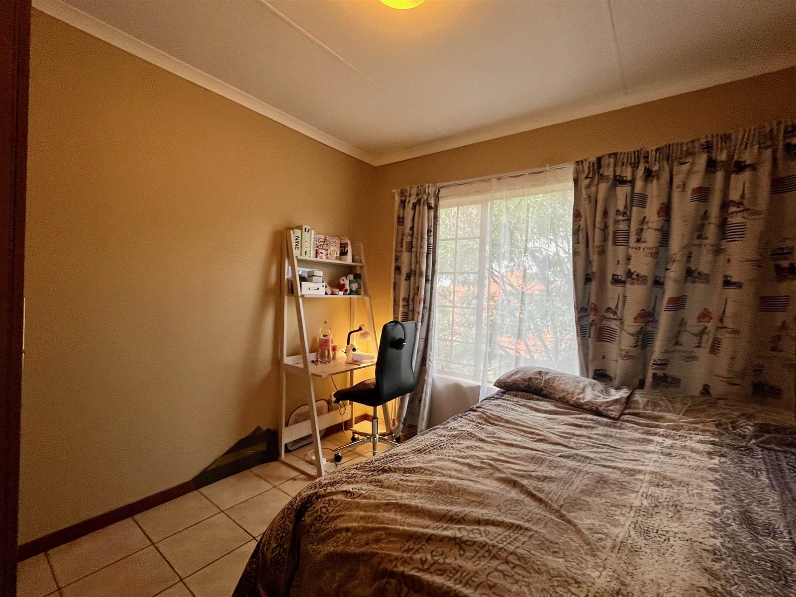 3 Bed Townhouse in Hazeldean (Silverlakes Surroundings) photo number 11