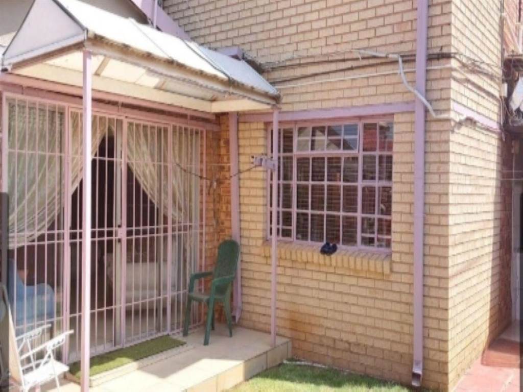 6 Bed House in Lenasia photo number 21