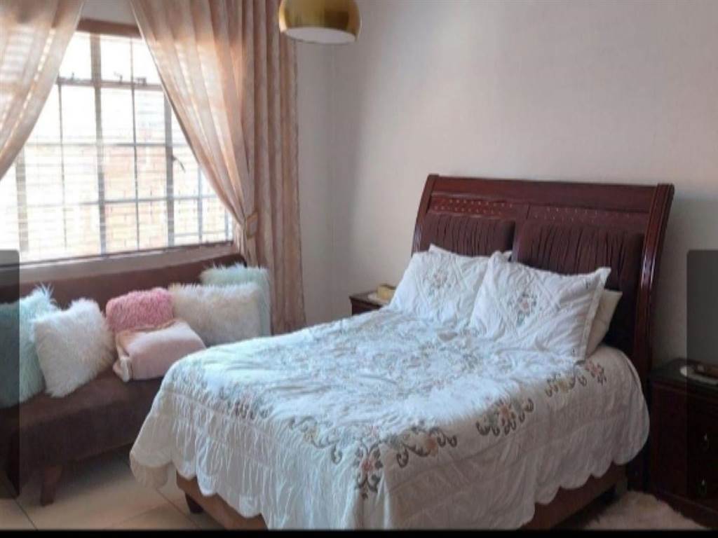6 Bed House in Lenasia photo number 11
