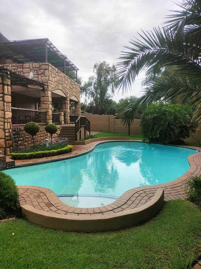 3 Bed Townhouse in Douglasdale photo number 2