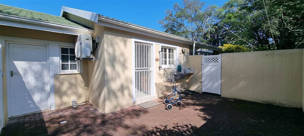 3 Bed Townhouse in Umtentweni photo number 17