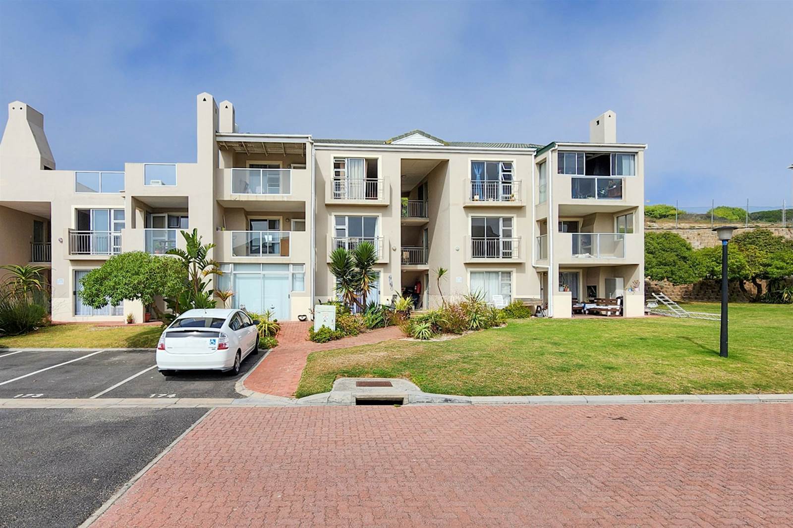 2 Bed Apartment in Bloubergstrand photo number 28