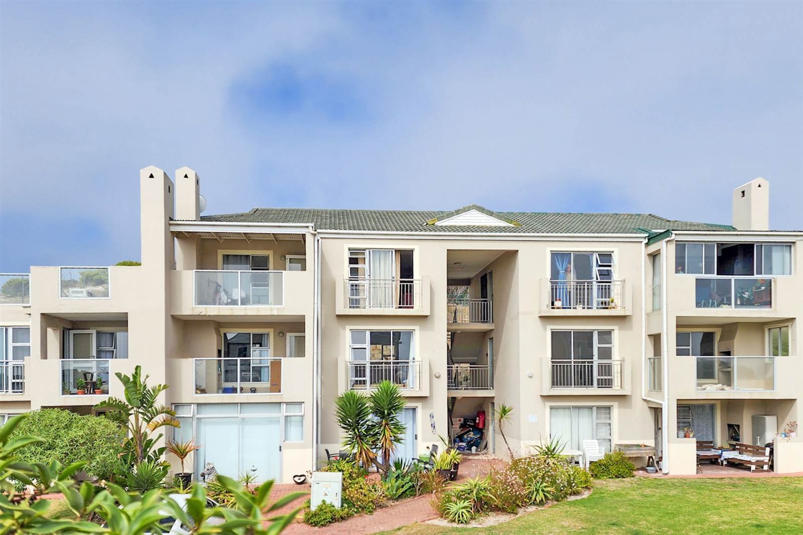 2 Bed Apartment in Bloubergstrand photo number 1