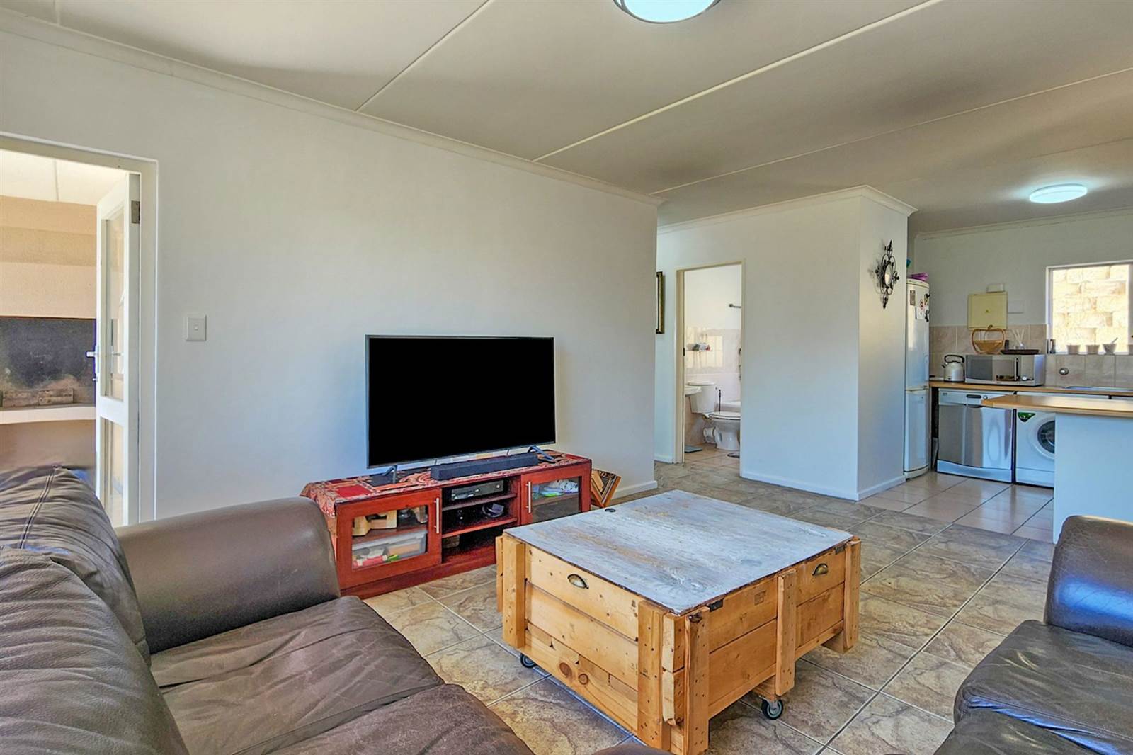 2 Bed Apartment in Bloubergstrand photo number 7
