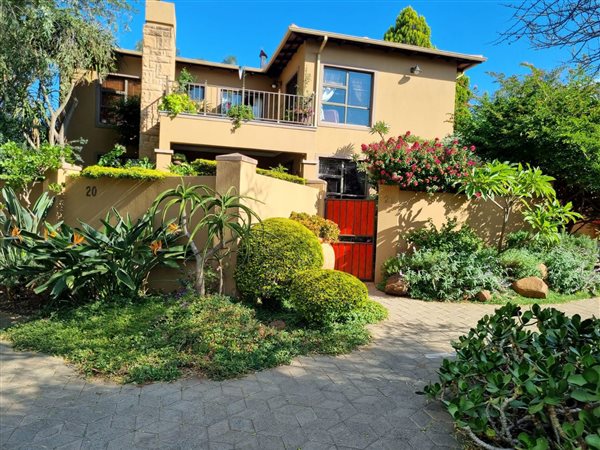 4 Bed Townhouse in Woodland Hills