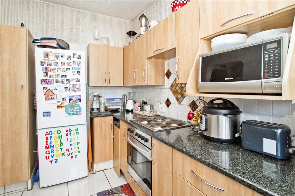 2 Bed Apartment in Bramley Park photo number 8