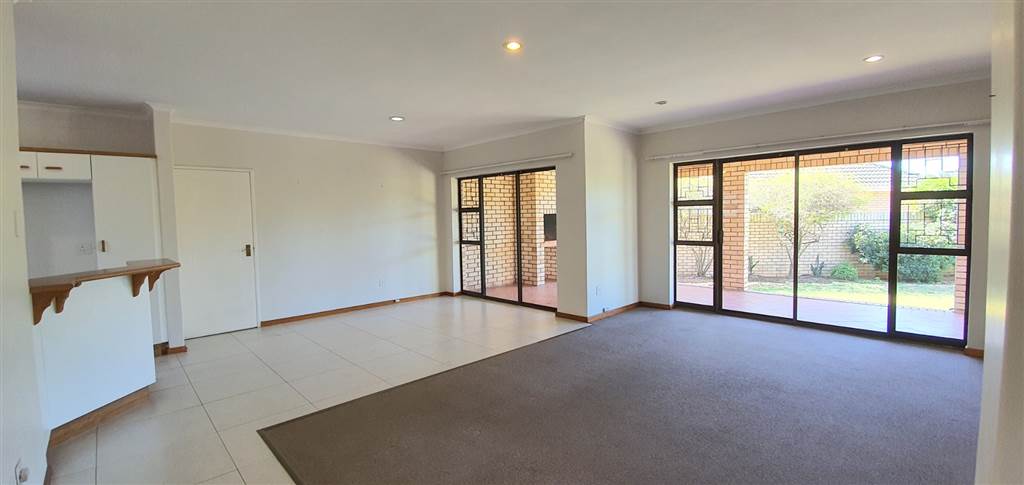 3 Bed Townhouse in Summerstrand photo number 11