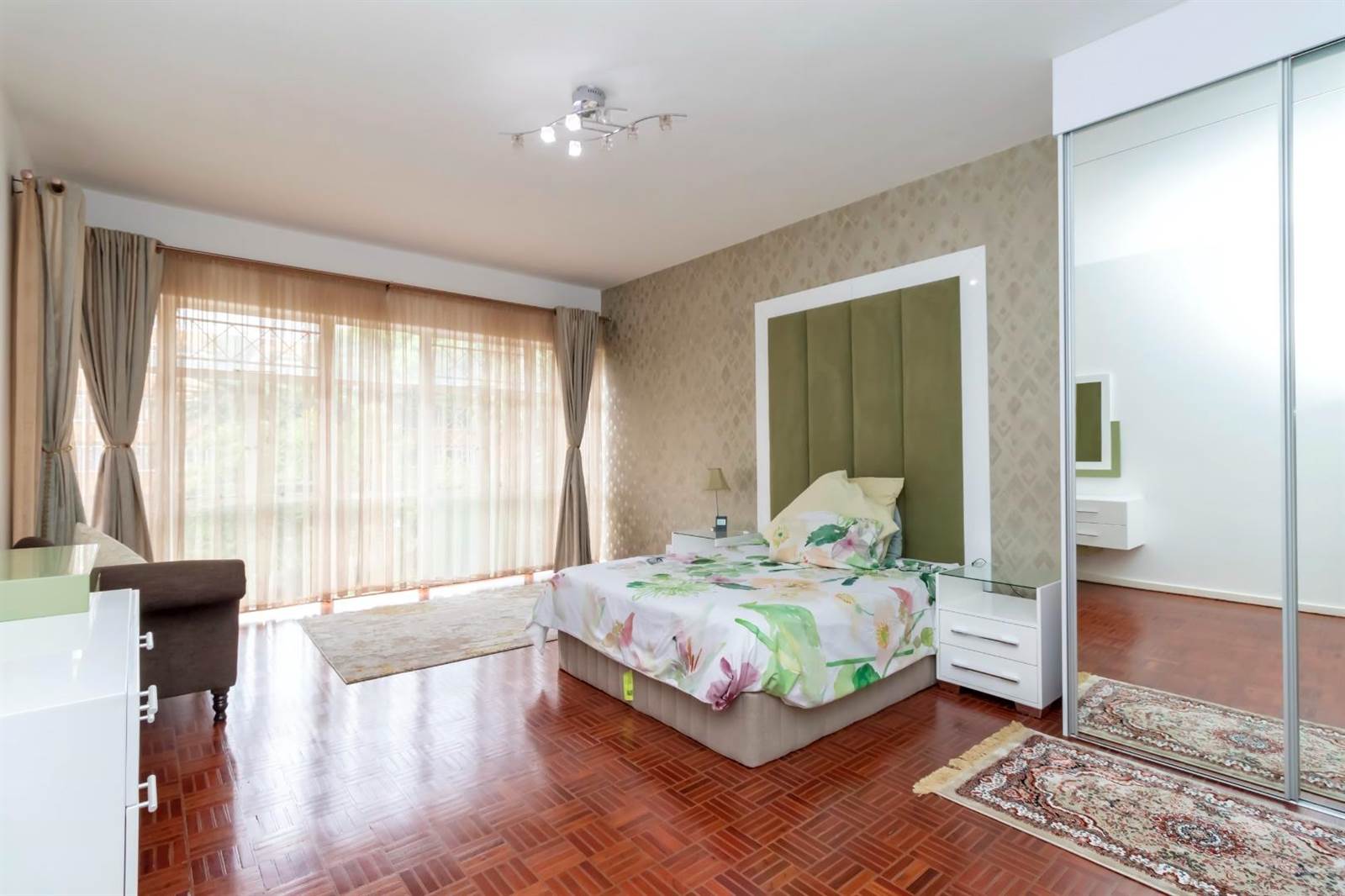 3 Bed Apartment in Parktown photo number 11