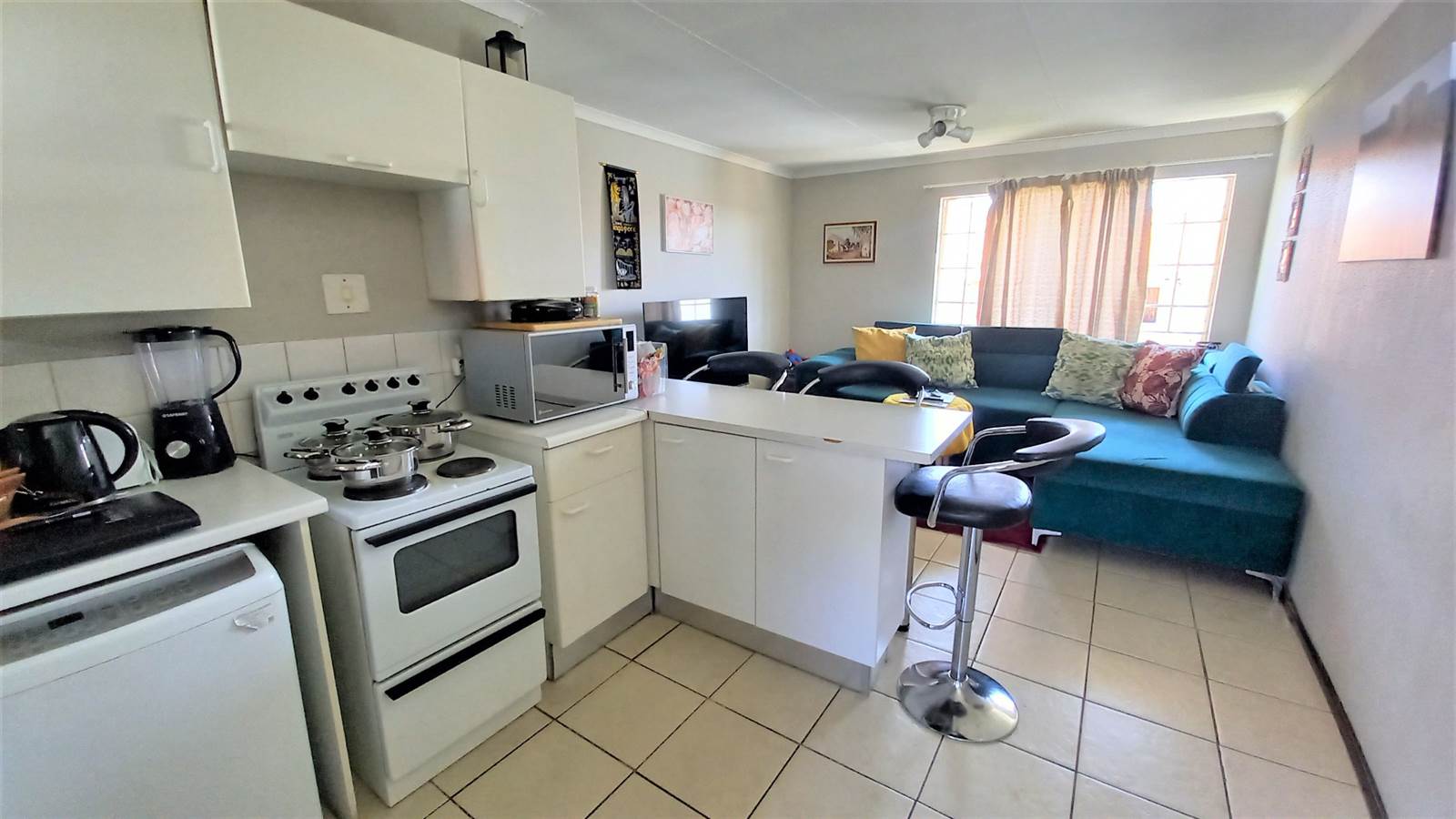 2 Bed Apartment in Groenkloof photo number 2