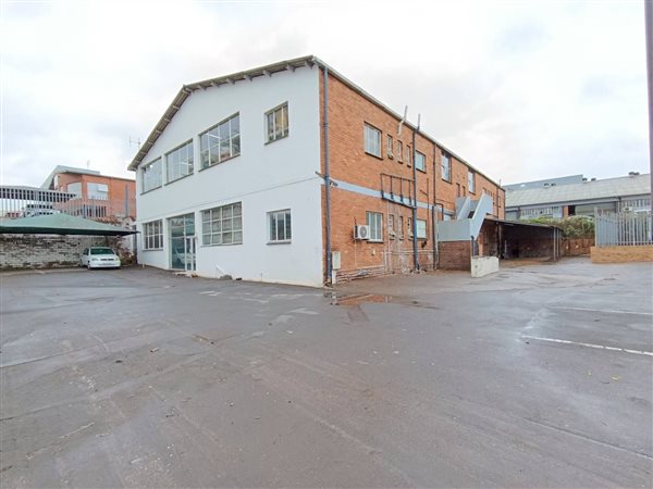 582  m² Industrial space