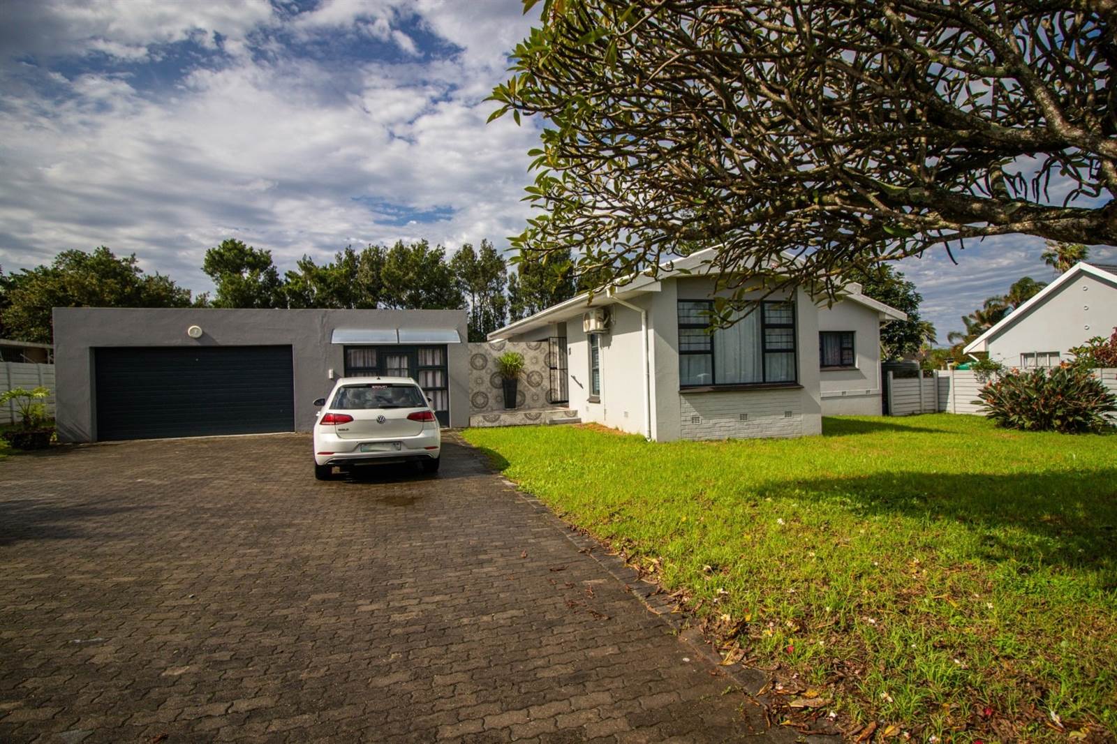 3 Bed House in Beacon Bay photo number 3
