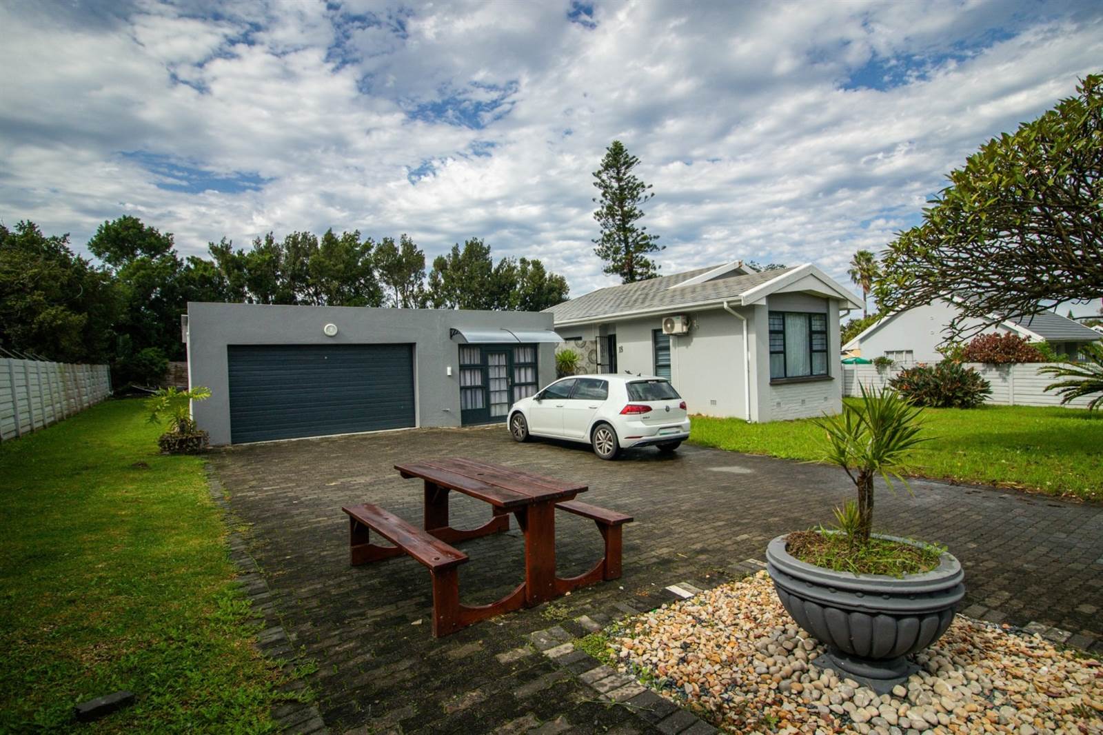 3 Bed House in Beacon Bay photo number 2