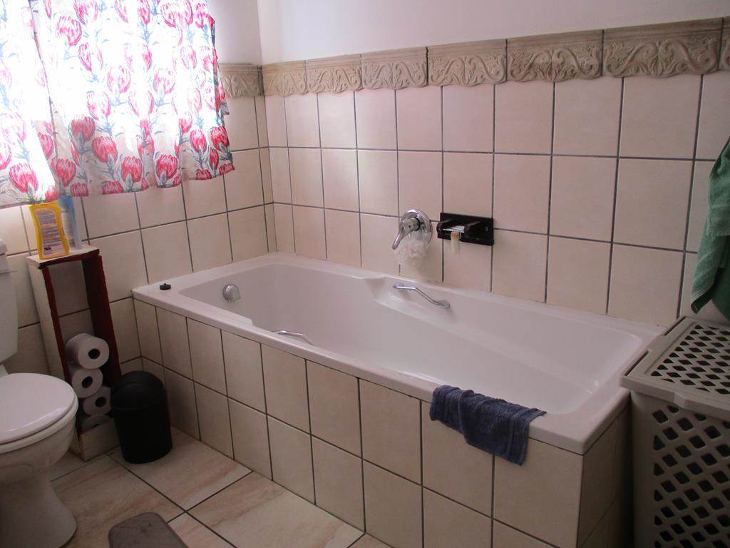 3 Bed House in Graaff Reinet photo number 11