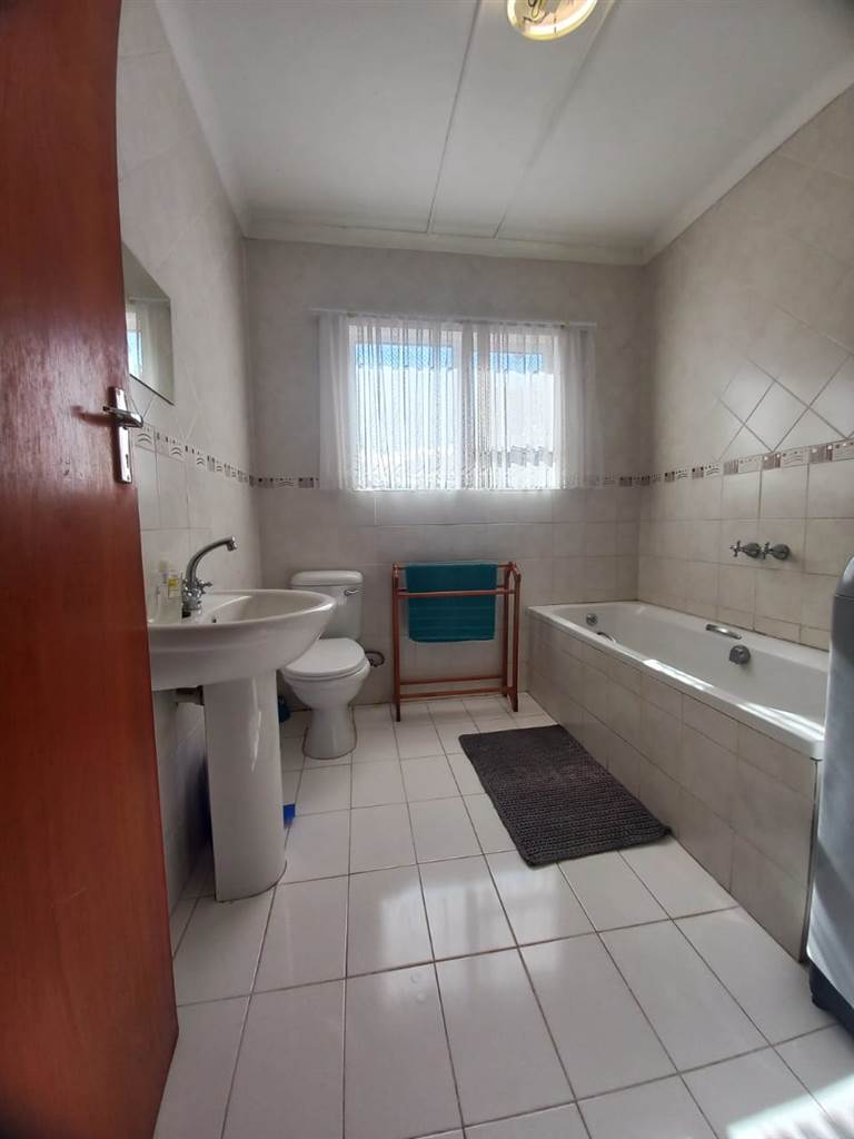 3 Bed House in Beaufort West photo number 23