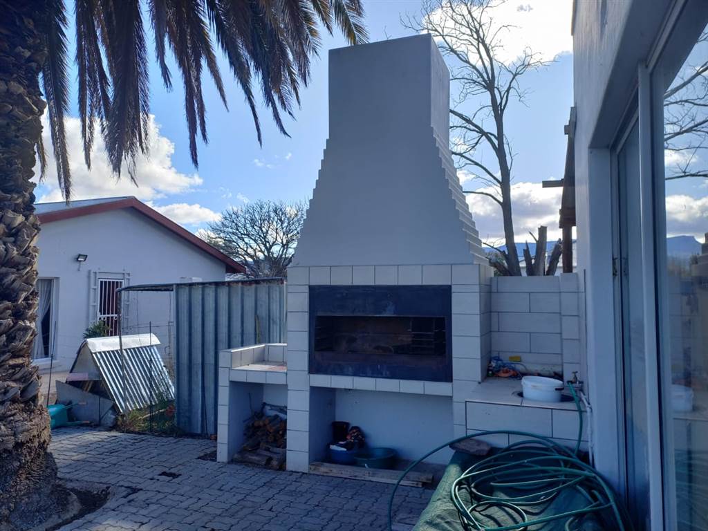 3 Bed House in Beaufort West photo number 18