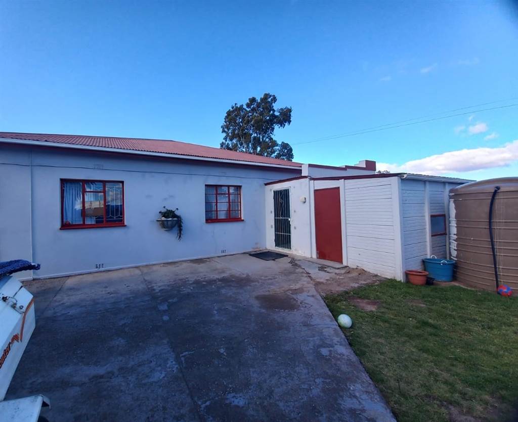 3 Bed House in Beaufort West photo number 14