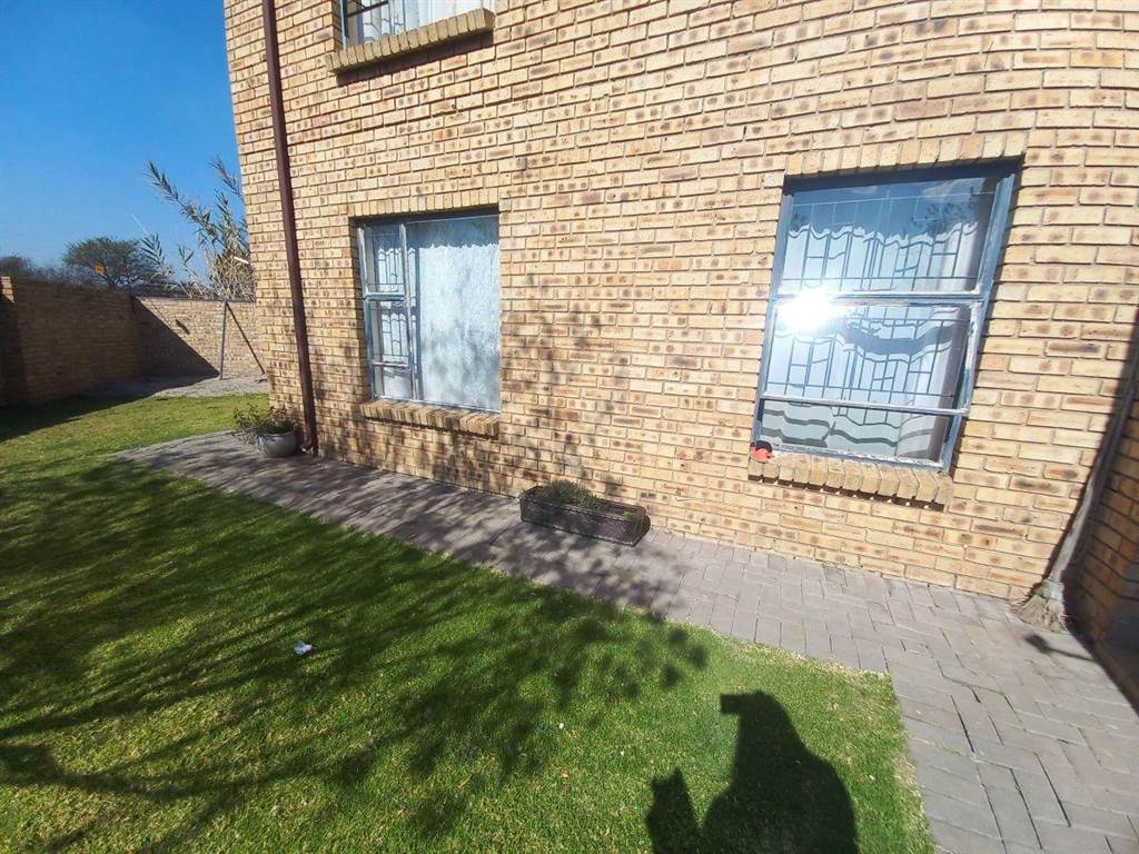 2 Bed Townhouse in Riversdale photo number 2