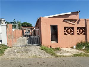 6 Bed House in Trenance Manor