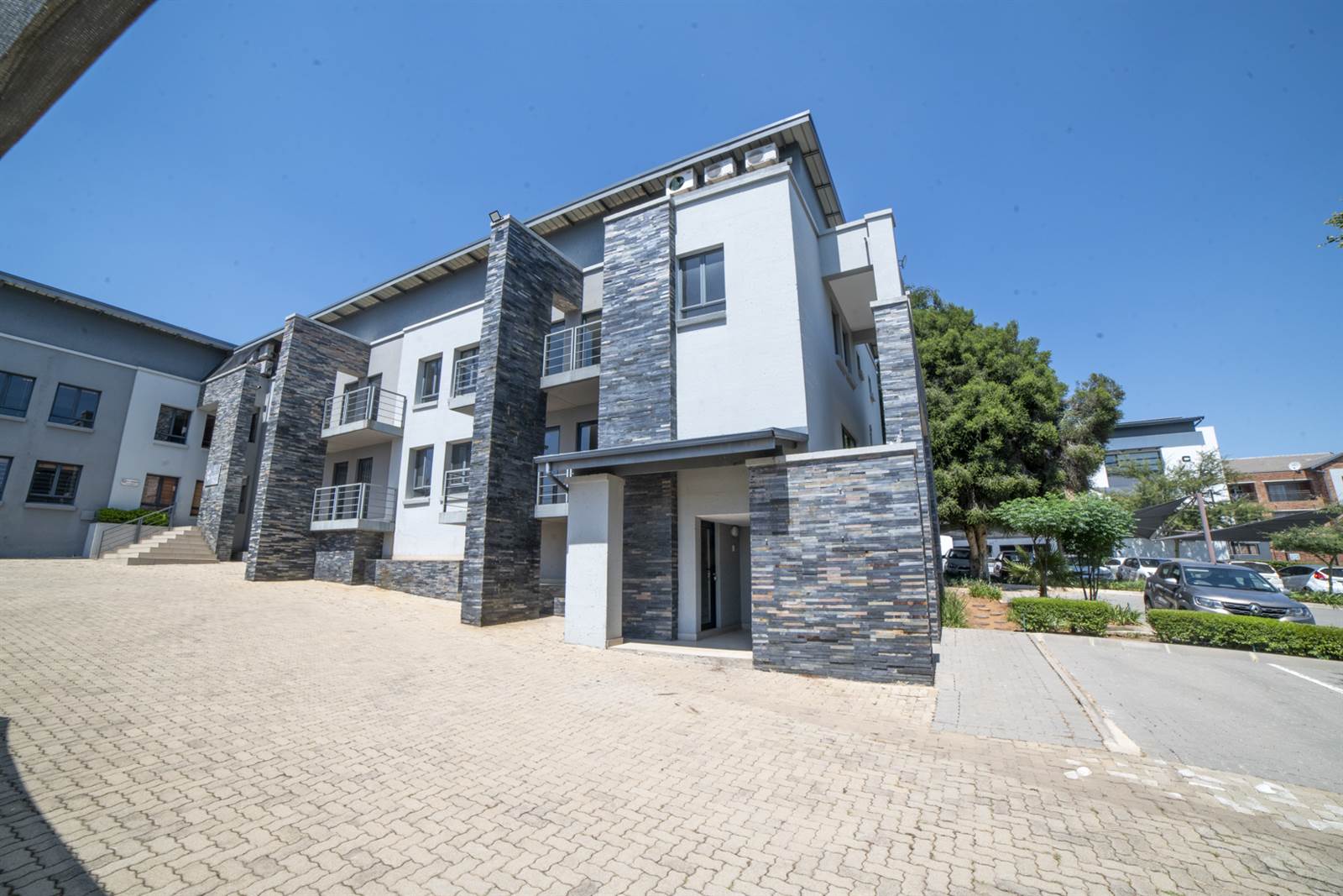 77  m² Office Space in Randpark Ridge photo number 1