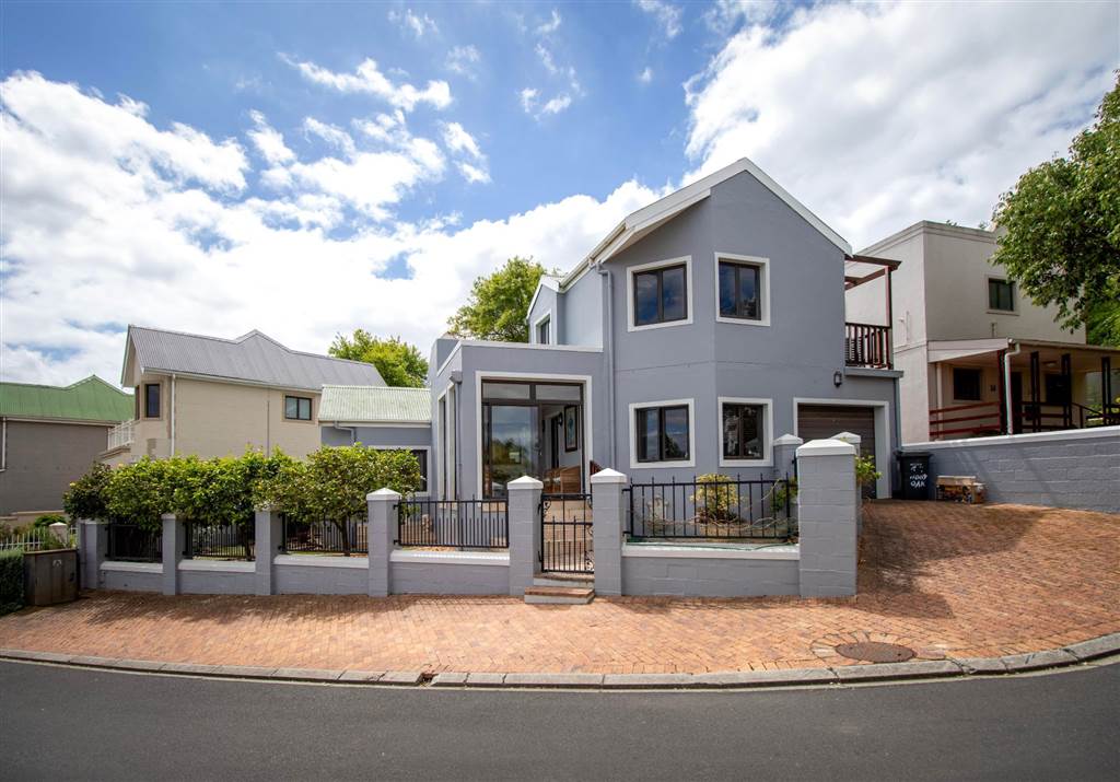 4 Bedroom House 4 Bedroom House