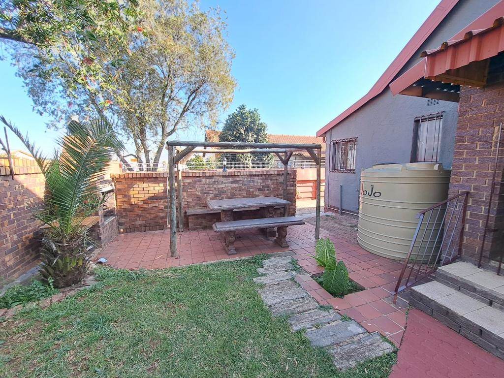 1 Bed Apartment in Sophiatown photo number 8