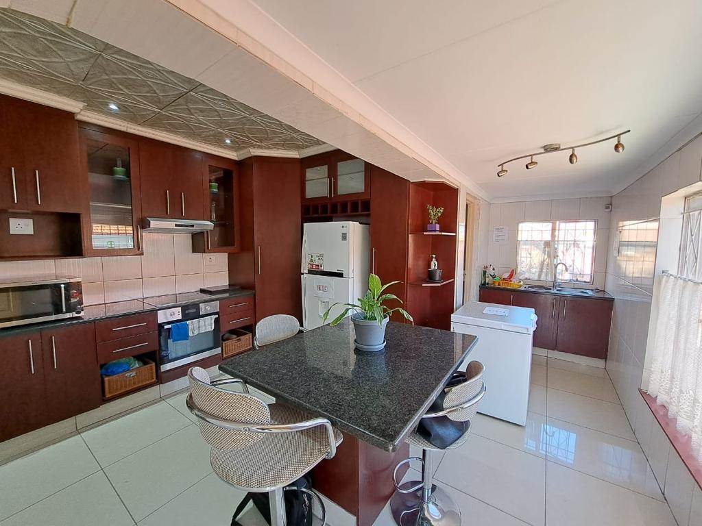 1 Bed Apartment in Sophiatown photo number 2