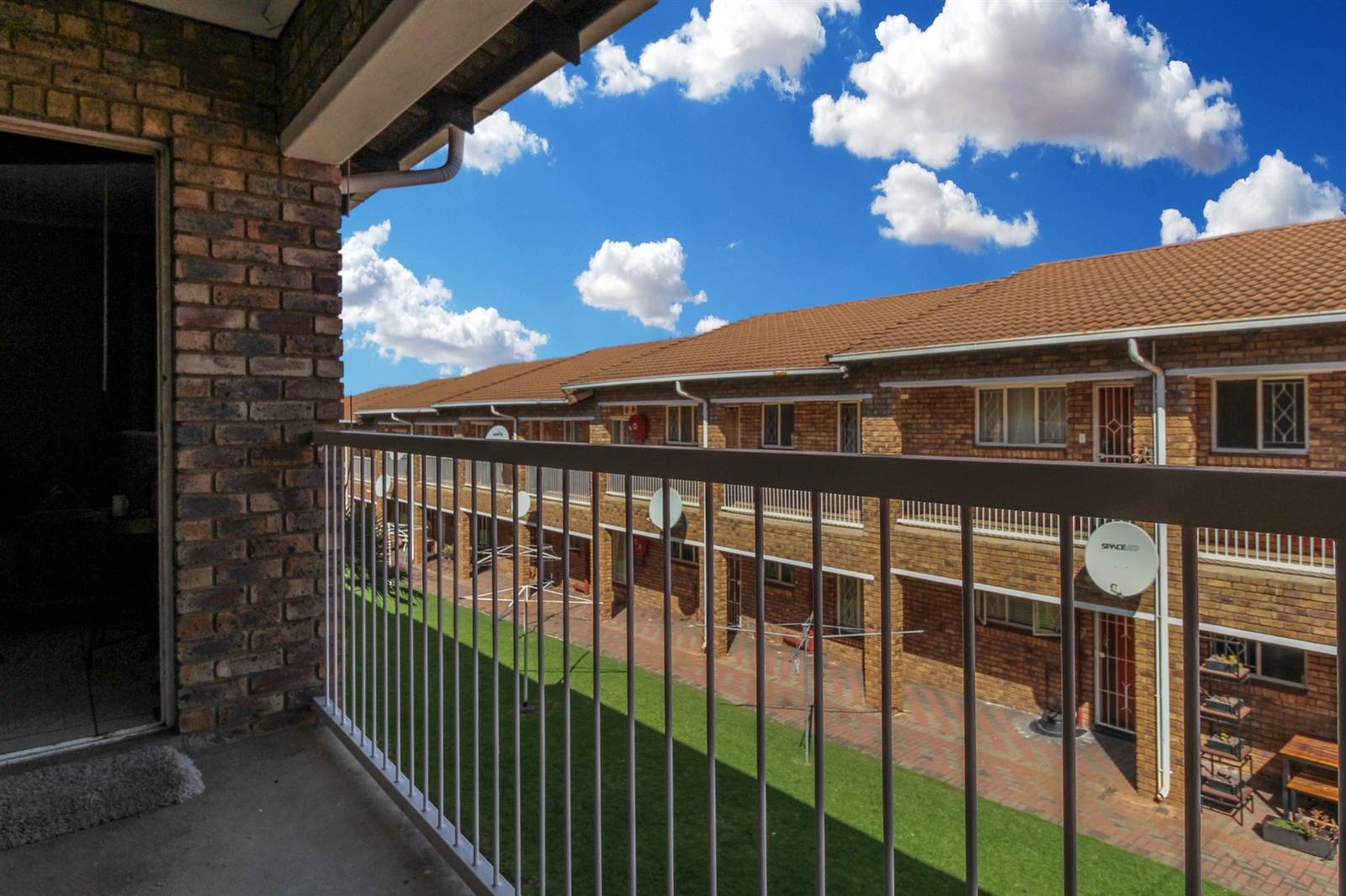 2 Bed Apartment in Krugersdorp North photo number 4